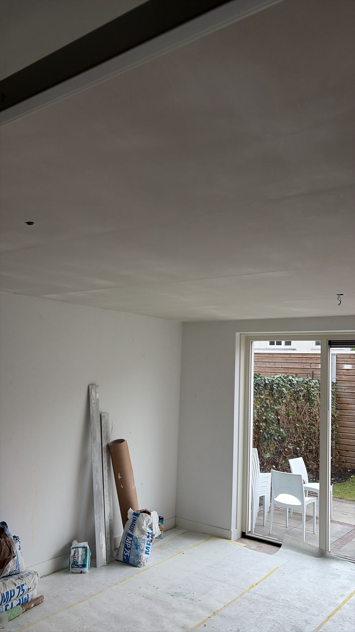 Hetzelfde plafond na het stucen