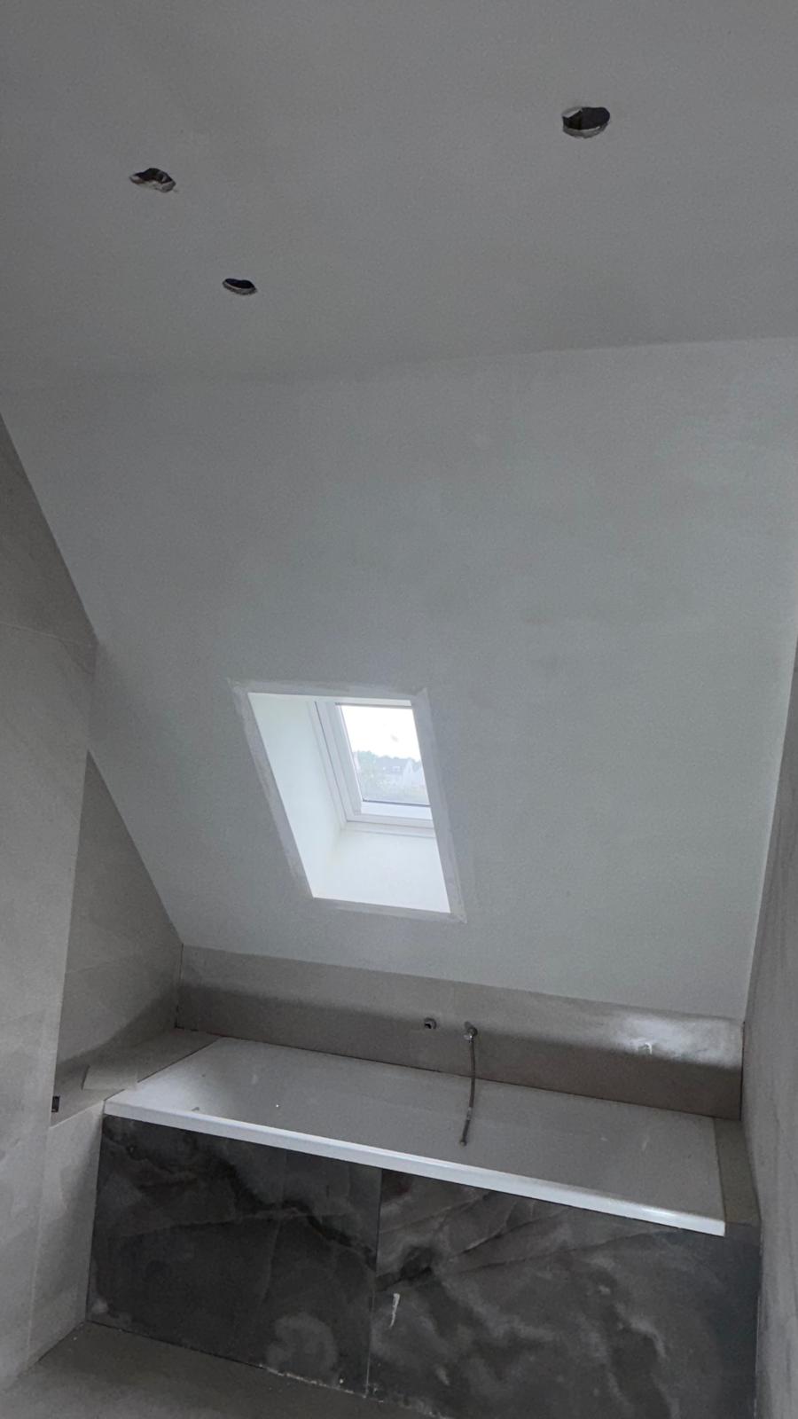 Dezelfde badkamer na het stucen
