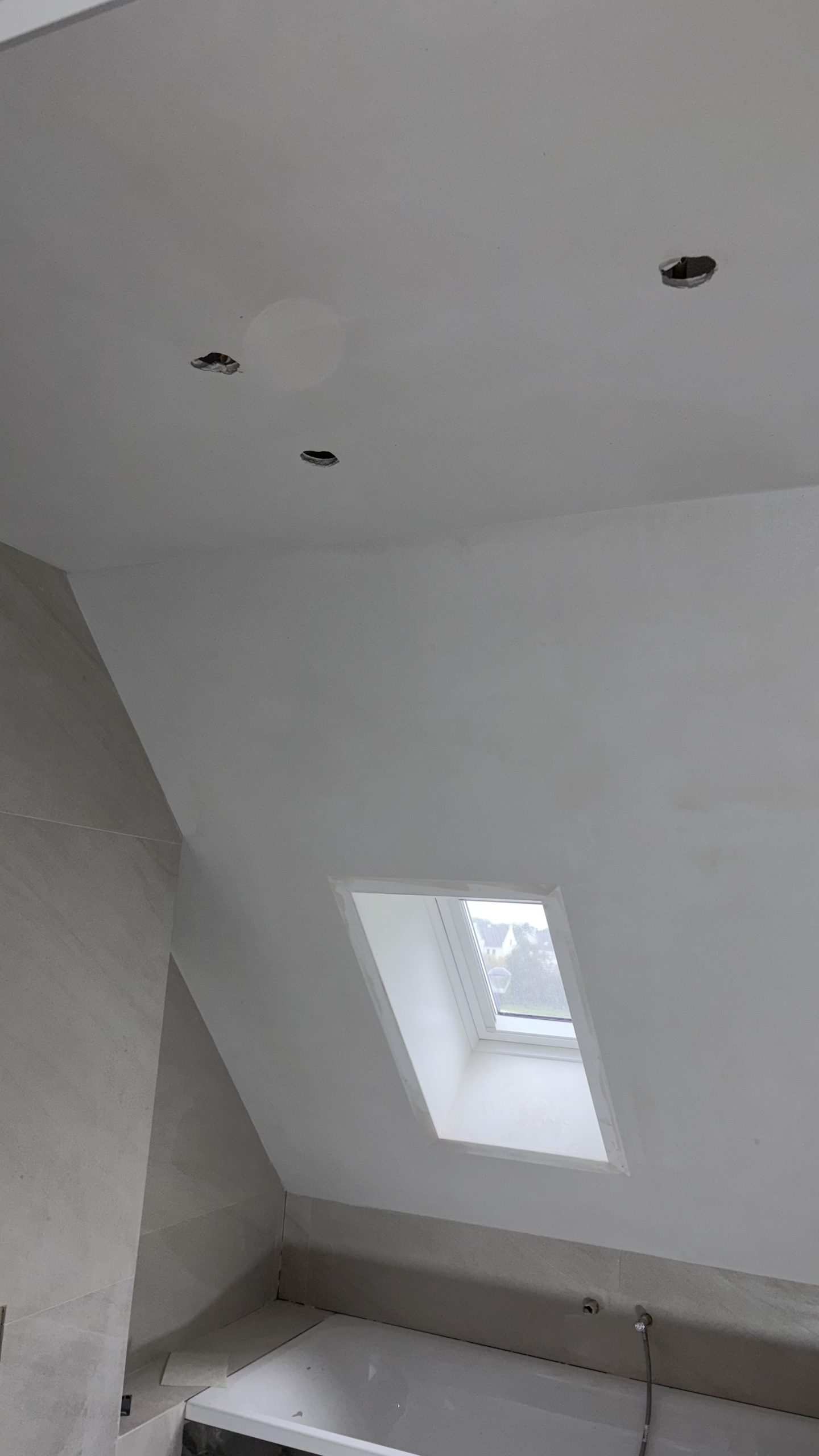 Afwerking van de hoek bij het plafond